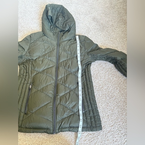 Michael Kors Women's packable Olive Quilted Jacket - Picture 8 of 8
